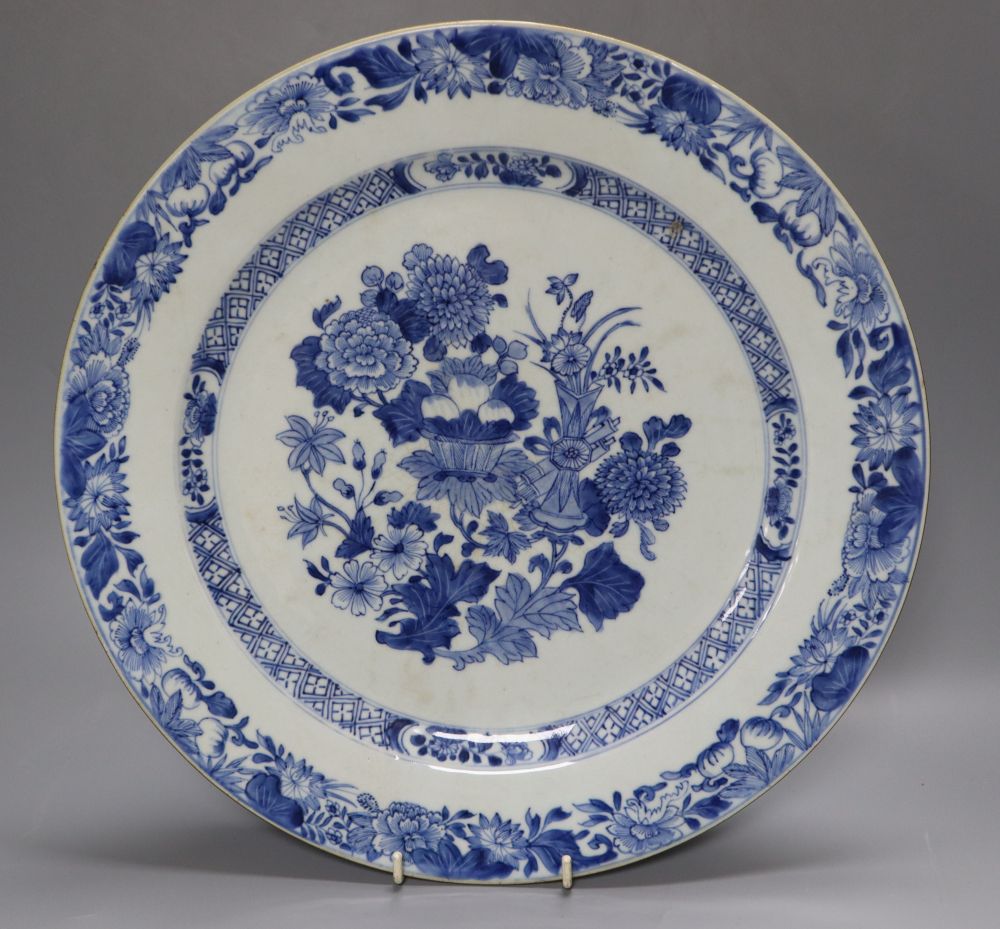 An 18th century Chinese export blue and white porcelain charger, 35cm